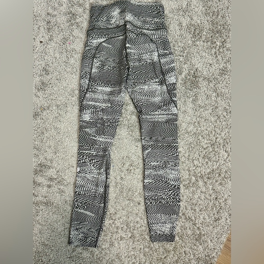 LULULEMON SIZE 4 leggings! Perfect condition
